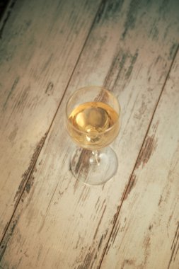 eski tabloyu bağında beyaz şarap ile cam