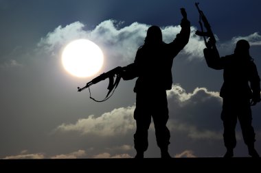 Askeri asker veya memur batımında silahlarla silüeti