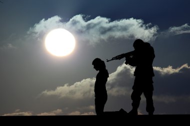 Askeri asker veya memur batımında silahlarla silüeti