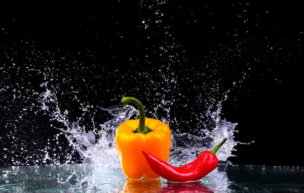Всплеск пресной воды на красный сладкий перец — стоковое фото