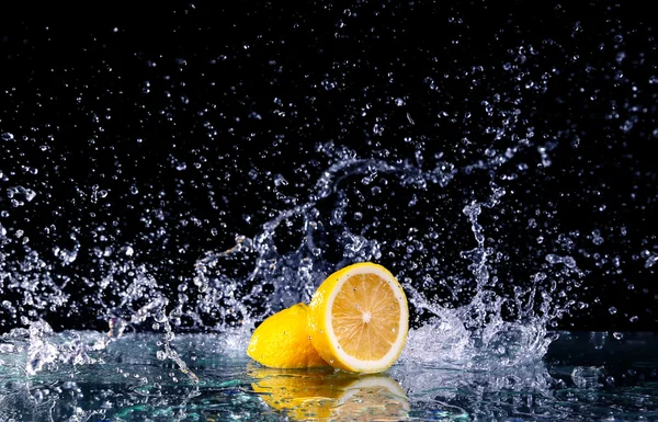 suyun içinde limon siyah arka plan üzerine dilimlenmiş