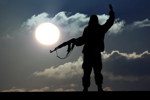 Silhouette d'un soldat ou d'un officier militaire armé au coucher du soleil — Photo