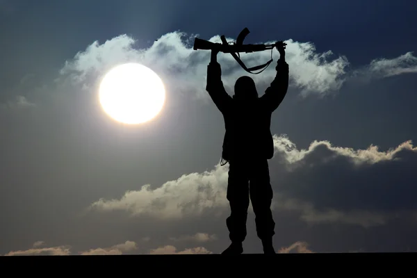 Silhouette of military soldier or officer with weapons at sunset — Stock Photo, Image
