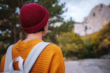 Genç ve güzel Asyalı bir hanımın dağlardaki sonbahar ormanlarında çekilmiş açık hava moda fotoğrafı. Romantik hippi kadın portresi, ılık sonbahar havası, sakin sahne. Gezgin fotoğraf serisi.