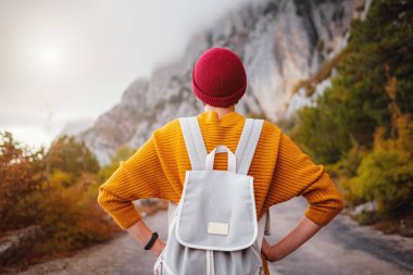 Genç ve güzel Asyalı bir hanımın dağlardaki sonbahar ormanlarında çekilmiş açık hava moda fotoğrafı. Romantik hippi kadın portresi, ılık sonbahar havası, sakin sahne. Gezgin fotoğraf serisi.