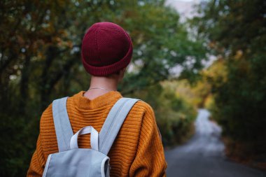 Genç ve güzel Asyalı bir hanımın dağlardaki sonbahar ormanlarında çekilmiş açık hava moda fotoğrafı. Romantik hippi kadın portresi, ılık sonbahar havası, sakin sahne. Gezgin fotoğraf serisi.