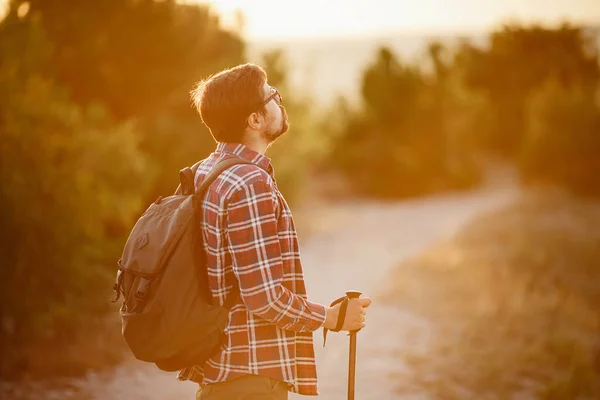 Hombre Senderismo Las Montañas Puesta Del Sol Con Mochila Viajes — Foto de Stock