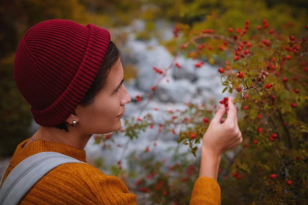 年轻美丽的亚裔女士的户外时尚照片环绕着高山上的秋天森林 浪漫的嬉皮士女性的画像 温暖的秋天天气 平静的场景 游手好闲系列照片 — 图库照片