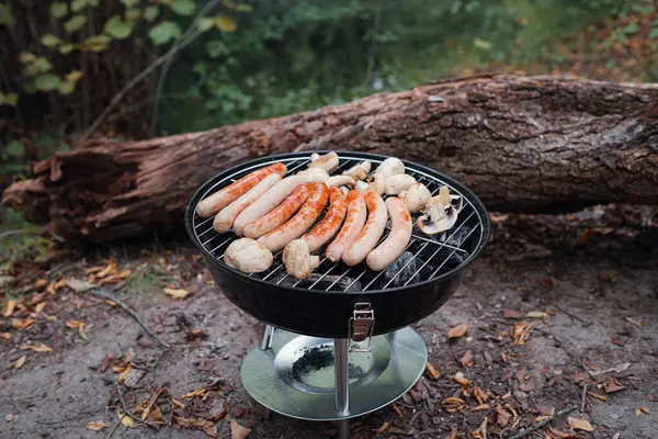 暑假期间 一排排的猪肉和牛肉烧烤在烤肉火上烤着 野餐用的烤香肠和蘑菇在一起烤着 — 图库照片