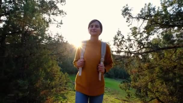 Пешеходная Азиатская Женщина Гуляет Осеннем Лесу Наслаждается Красотой Природы Пешие — стоковое видео