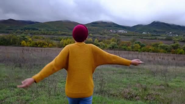 Özgür Mutlu Yürüyüş Kadını Sarı Kazağını Giymiş Kollarını Kaldırmış Sakin — Stok video