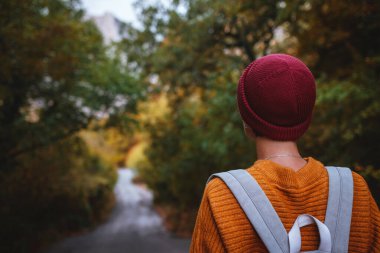 Genç ve güzel Asyalı bir hanımın dağlardaki sonbahar ormanlarında çekilmiş açık hava moda fotoğrafı. Romantik hippi kadın portresi, ılık sonbahar havası, sakin sahne. Gezgin fotoğraf serisi.