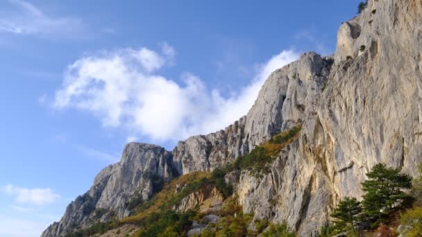 山間部の雲と青空の美しい風景 山を包み込む浮動小数点 秋の晴れた日 — ストック動画