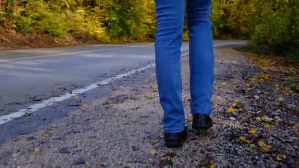 Закройте Ноги Женщин Прогуливающихся Крутым Грунтовым Дорогам Замедленном Режиме Ноги — стоковое видео