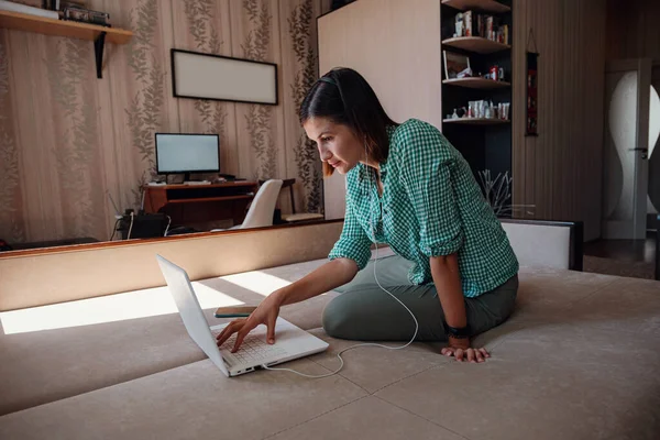 Молода Приваблива Жінка Дивані Працює Над Новим Проектом Ноутбуком Вдома — стокове фото