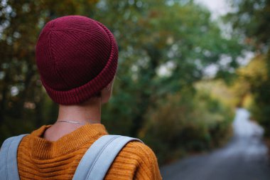 Genç ve güzel Asyalı bir hanımın dağlardaki sonbahar ormanlarında çekilmiş açık hava moda fotoğrafı. Romantik hippi kadın portresi, ılık sonbahar havası, sakin sahne. Gezgin fotoğraf serisi.