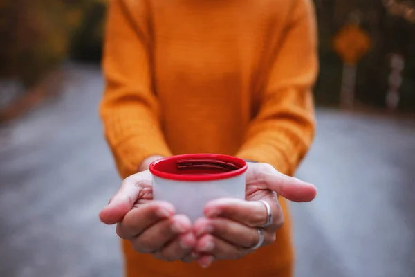 Una Joven Turista Bebe Una Bebida Caliente Una Taza Disfruta —  Fotos de Stock