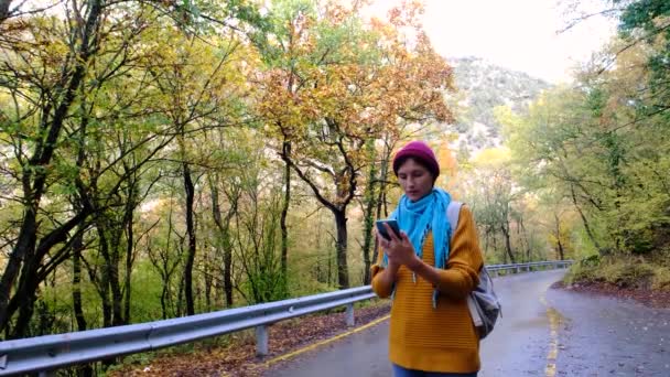 Mujer Con Mochila Usando Smartphone Senderismo Bosque Escribir Mensaje Smartphone — Vídeo de stock