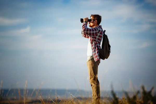 Tipo Mirando Prismáticos Hill Hombre Con Camiseta Mochila Joven Hombre — Foto de Stock