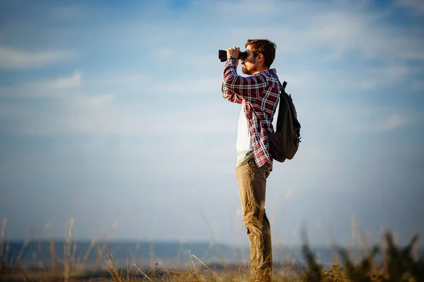 Kerl Mit Ferngläsern Der Hand Mann Shirt Mit Rucksack Junger — Stockfoto