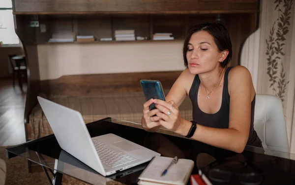 Fotografía Una Mujer Joven Bonita Usando Teléfono Móvil Mientras Trabajaba —  Fotos de Stock