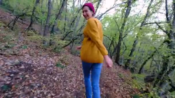 Senderismo Mujer Asiática Caminar Bosque Otoño Disfruta Belleza Naturaleza Senderismo — Vídeo de stock