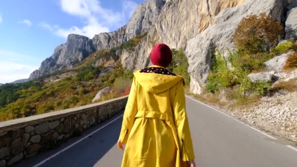 Kamera Sarı Ceketli Yeniyetme Genç Bayanı Doğada Sakin Güneşli Temiz — Stok video