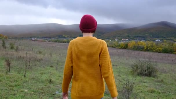 노란색 스웨터를 하이커 자연에서 비오는 즐기며 바라보며 공기를 마시고 바람에 — 비디오
