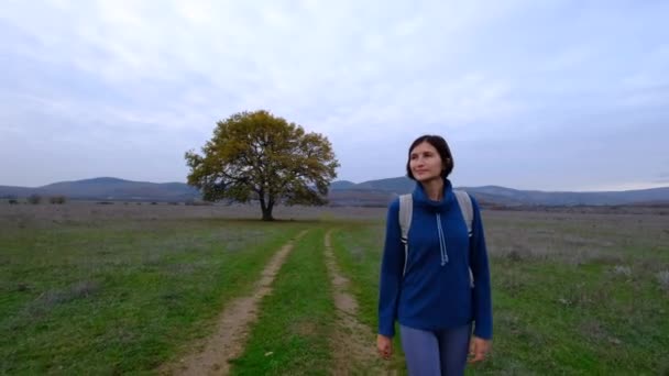 Mujer Caminando Por Camino Tierra Con Roble Mujer Asiática Independiente — Vídeo de stock