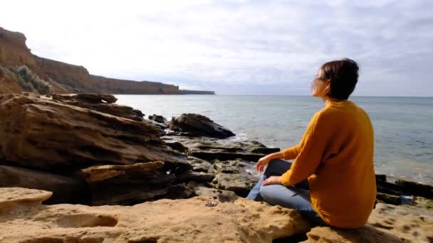 Mujer Asiática Sienta Una Roca Con Vistas Océano Con Pelo — Vídeos de Stock