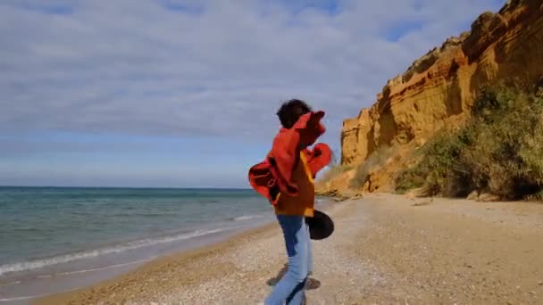 Молодая Женщина Наслаждается Видом Море Глубоко Дышит Улыбается Осень Путешествия — стоковое видео