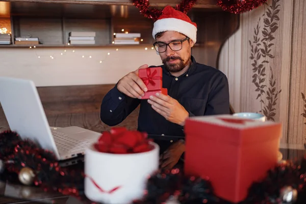 Wirtualne Przyjęcie Świąteczne Man Smiling Wearing Santa Hat Business Video — Zdjęcie stockowe