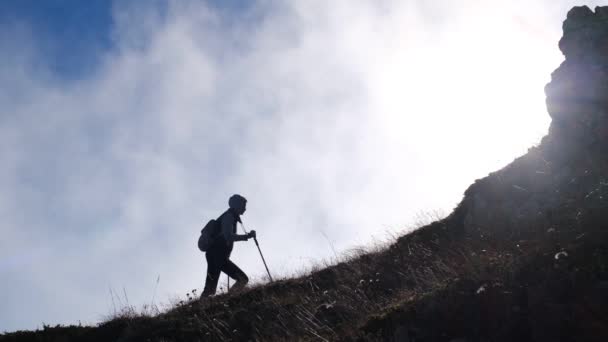 Silhouette Donna Escursionista Con Zaino Bastoncini Trekking Escursione Pendio Roccioso — Video Stock