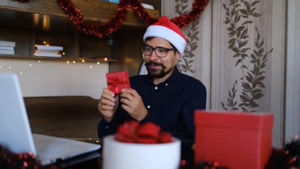 Close Retrato Jovem Caucasiano Feliz Santa Chapéu Sentado Quarto Vídeo — Vídeo de Stock