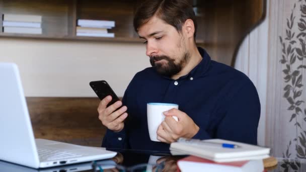 Hipster Osoba Pracuje Domova Pije Kávu Čte Zprávy Smartphone Dejte — Stock video