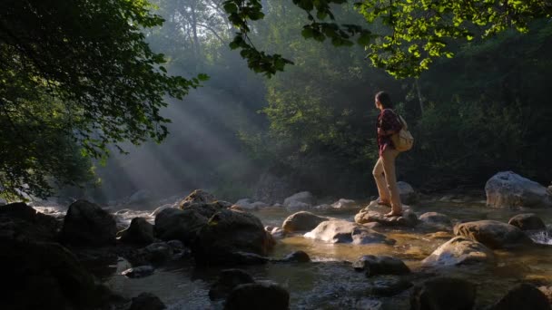 Ung Kvinde Der Udforsker Naturen Sollyset Reflekterer Fra Den Stille – Stock-video