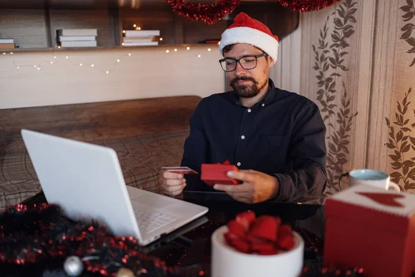 Szczęśliwy Człowiek Kapeluszu Świętego Mikołaja Zakup Prezentów Świątecznych Online Koncepcja — Zdjęcie stockowe