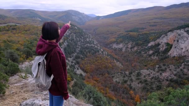 Frau auf Reise oder Abenteuer. Junge Millennialreisende oder Reiseblogger wandern in den Bergen. — Stockvideo