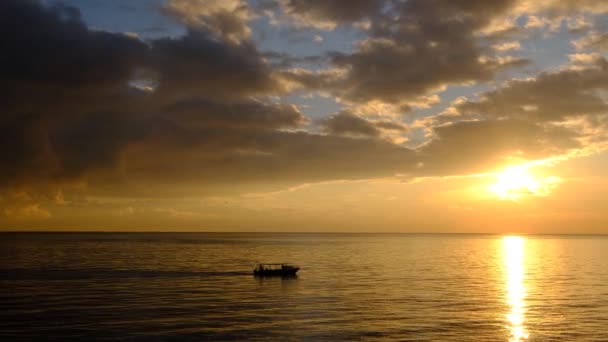 Pôr do sol colorido acima da superfície do mar com barcos à vela. — Vídeo de Stock
