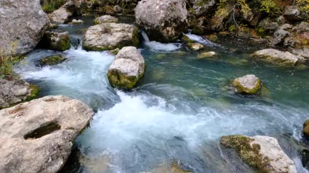 El agua se precipita a través de rocas formadas naturalmente — Vídeos de Stock