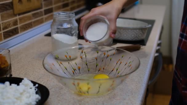 Le processus de fabrication d'un délicieux régal ou dessert. — Video