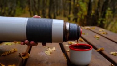 Bardağa çay dolduruyorum. Termostan Sıcak Kahve.