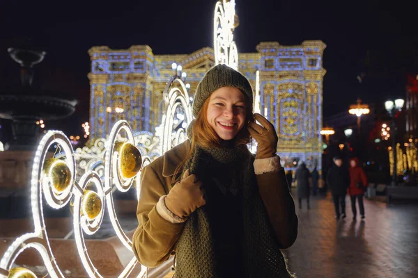 Giovane Donna Sorridente Posa Strada Fiera Natale Sullo Sfondo Modello — Foto Stock