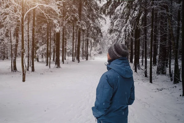 Uomo Respira Profondamente Nella Calma Foresta Invernale Una Giornata Fredda — Foto Stock