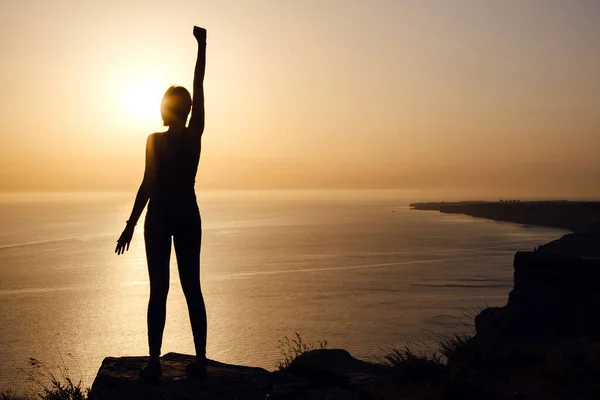 Silhouette Femme Avec Les Mains Levées Sur Plage Coucher Soleil — Photo