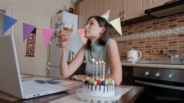 Kvinna firar sin födelsedag genom video samtal virtuell fest. — Stockvideo