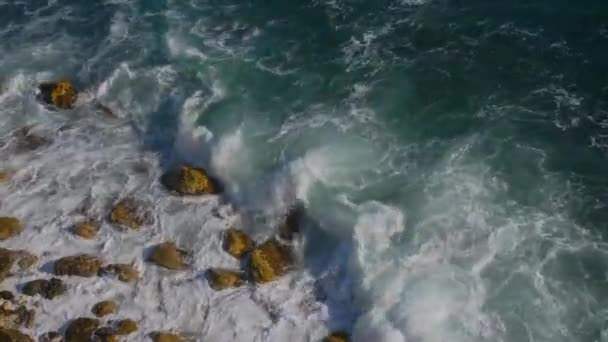 Havsvågor krascha på klipporna vid kusten skapar en explosion av vatten — Stockvideo