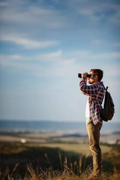 Kerl Mit Ferngläsern Der Hand Mann Shirt Mit Rucksack Junger — Stockfoto