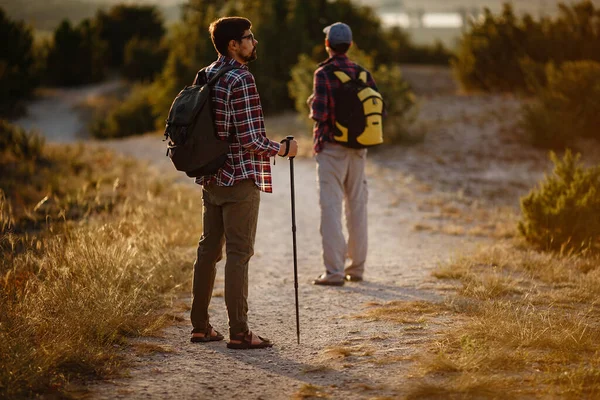 Deux Hommes Randonneurs Profiter Une Promenade Dans Nature Heure Coucher — Photo