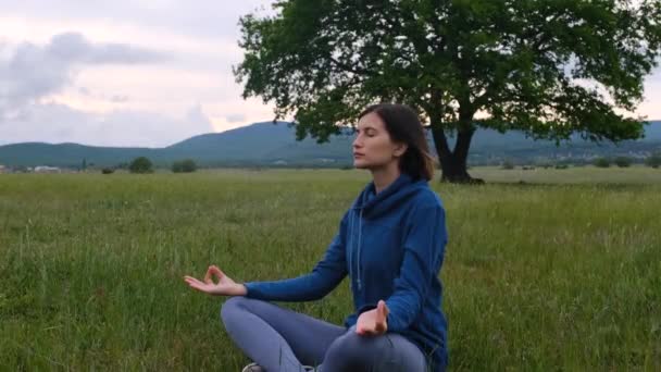 Gyönyörű és egészséges női légzés gyengéden — Stock videók